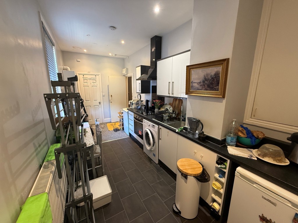 Lot: 154 - FLAT FOR INVESTMENT - Galley style kitchen